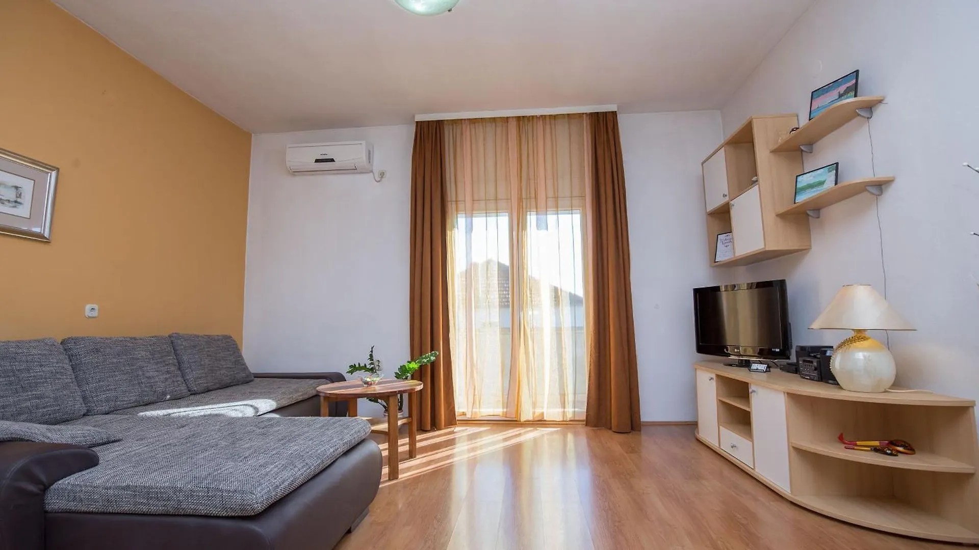 Spacious Apartment With Balcony Zadar